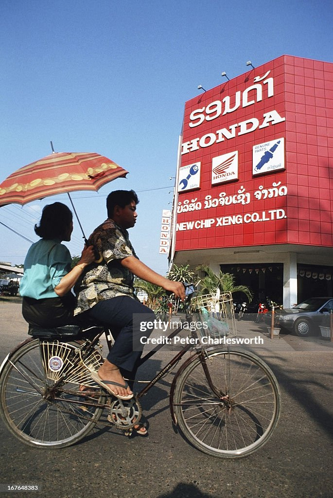 Một cặp đôi chở nhau bằng xe đạp.