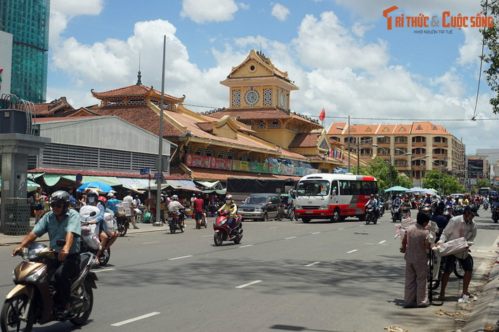 1. Nằm trên đường Tháp Mười thuộc quận 6, TP HCM, chợ Bình Tây là khu chợ nổi tiếng với lịch sử gần 100 năm và kiến trúc độc đáo của người Hoa ở đất Chợ Lớn xưa. Chợ được ông Quách Đàm (1863–1927) thương nhân nổi tiếng người Hoa cho xây dựng từ năm 1928-1930.