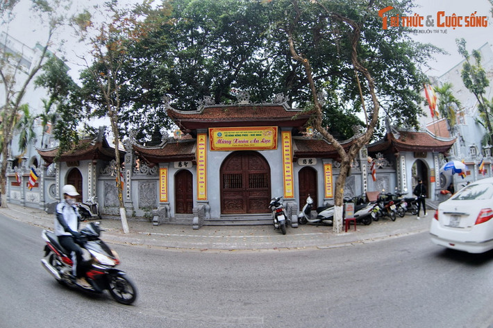 Tọa lạc ở số 19 phố Hàng Than, phường Nguyễn Trung Trực, quận Ba Đình, Hà Nội, chùa Hòe Nhai (Hồng Phúc tự) là ngôi chùa cổ có vai trò khá đặc biệt trong lịch sử Phật giáo Việt nam.