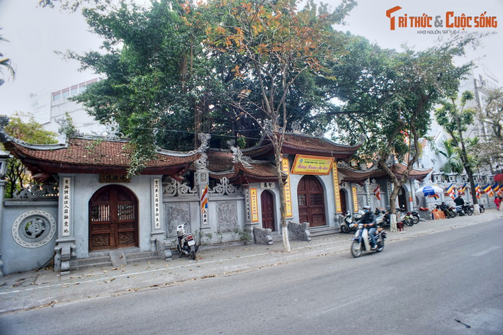 Nhờ một văn bia cổ được lưu giữ trong chùa Hòe Nhai, các nhà sử học đã xác định được địa danh Đông Bộ Đầu nổi tiếng trong cuộc kháng chiến chống quân Nguyên thời nhà Trần chính là bến sông Hồng ở phía Tây ngôi chùa cổ này.