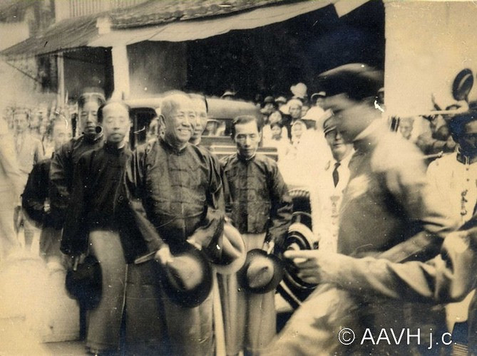 Vị vua trẻ trò chuyện với đại diện Hoa kiều ở Hội An.