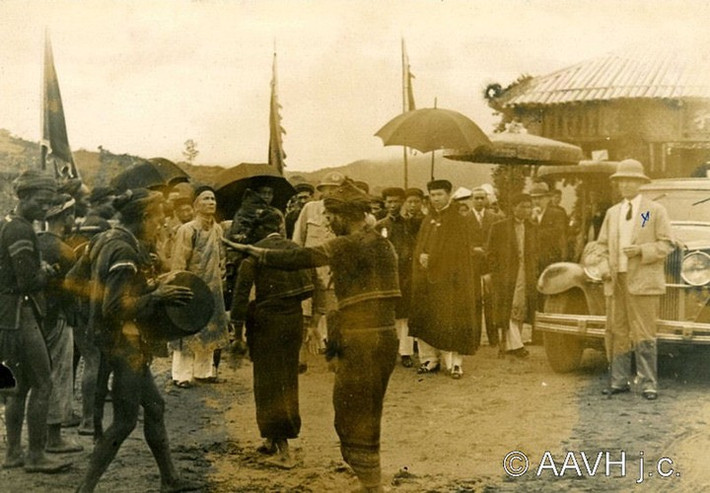 Đồng bào Thượng thực hiện điệu múa nghi lễ khi vua Bảo Đại thăm đập Đồng Cam ở phú Yên.