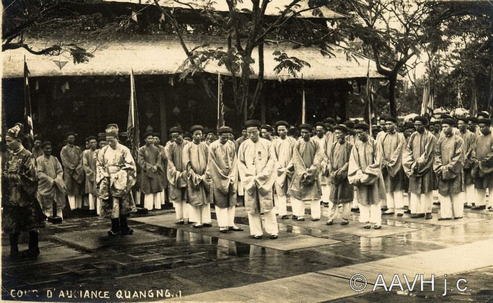 Quan lại địa phương cử hành nghi lễ đón nhà vua ở Quảng Ngãi.