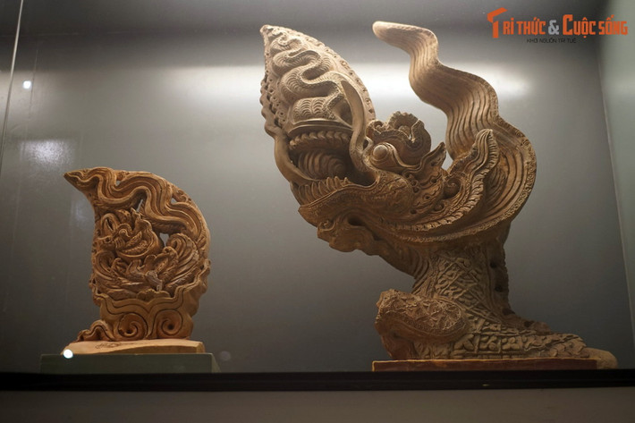 Năm 1010, sau khi định đô ở đất Thăng Long, vua Lý Thái Tổ đã xây dựng thành Thăng Long làm trung tâm chính trị, quân sự và văn hóa của cả nước. Ảnh: Ngói úp nóc gắn lá đề trang trí chim phượng (trái) và tượng đầu rồng trang trí đầu nóc mái (phải) thời Lý.