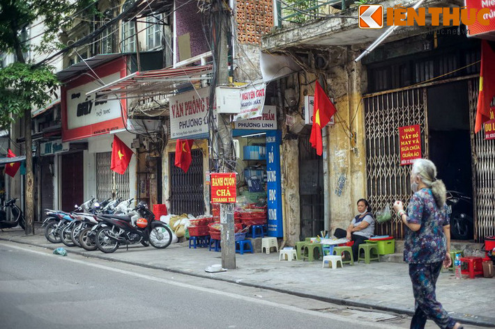 Ngày nay, phố Hàng Rươi không còn là chợ bán rươi nữa. Dù vậy, hình ảnh của con rươi không mất hẳn mà vẫn hiện diện lác đác vào mùa rươi với những gánh rươi bán dạo hay quán chả rươi vỉa hè.