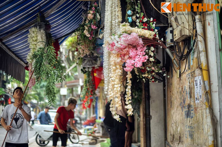 Mặt hàng chủ đạo trên phố Hàng Rươi đương đại là hoa giả. Từ đầu đến cuối phố có cả chục hộ bày bán các loại hoa giả với đủ các kiểu dáng, màu sắc bắt mắt.