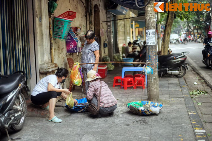 Thời ấy phố Hàng Rươi nằm gần bến sông Hồng. Hằng năm cứ vào mùa rươi (khoảng từ 20/9 – 5/10 Âm lịch) thì có nhiều người từ các vùng Thái Bình, Hải Dương, Hải Phòng, Nam Định mang rươi đến đây bán, họp thành chợ.