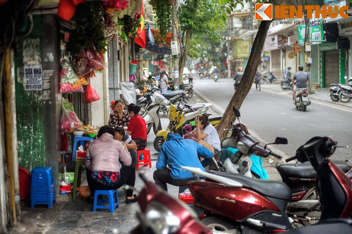 Vào thời gian này, trên phố xuất hiện nhiều quán rươi, thu hút những thực khách sành sỏi đến thưởng thức các món ăn hấp dẫn từ rươi như chả rươi, rươi hấp, rươi xào, rươi nấu, nem rươi, rươi kho, rươi rang…