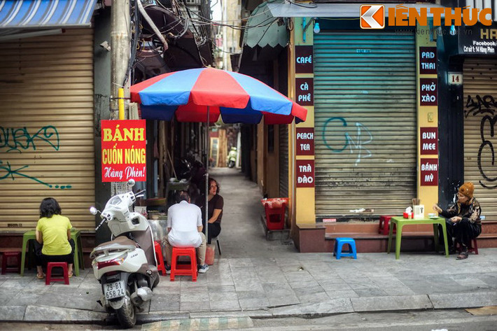 Phố này còn được gọi là phố Chợ Cũ do vào thời cuối Lê đầu Nguyễn nơi đây từng có một cái chợ, gọi là chợ Đông Thành. Do vậy, vào thời thuộc địa, người Pháp gọi phố Hàng Phèn là rue du Vieux Marché, nghĩa là phố Chợ Cũ. Phố chính thức mang tên Hàng Phèn từ năm 1945.