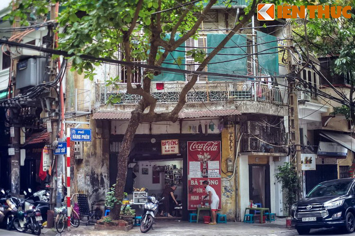 Phố Hàng Phèn là con phố dài khoảng 100 mét, kéo dài từ phố Thuốc Bắc đến phố Hàng Gà ở Tây Nam khu phố cổ Hà Nội. Đây nguyên là đất thôn Đông Thành Thị, tổng Tiền Túc (sau đổi là tổng Thuận Mỹ), huyện Thọ Xương cũ.