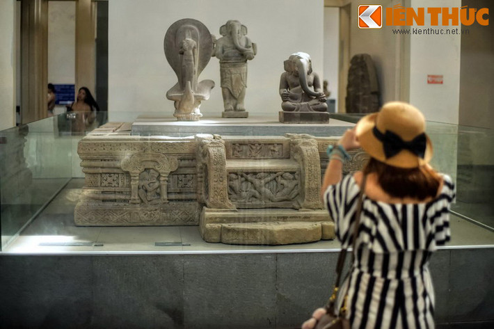 Khi cuộc chiến tranh Việt Nam leo thang ác liệt, nhờ sự vận động của Viện Bảo tàng Guimet bên Pháp, Viện Bảo tàng Chàm được canh giữ cẩn thận, luôn có lính canh gác thường trực nên không bị thiệt hại trong chiến sự.
