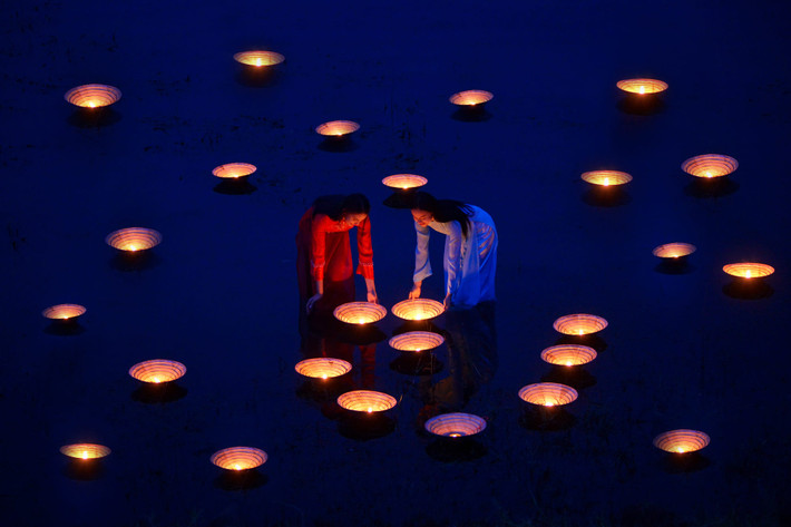 Ánh sáng hoa đăng huyền ảo ở Hội An.