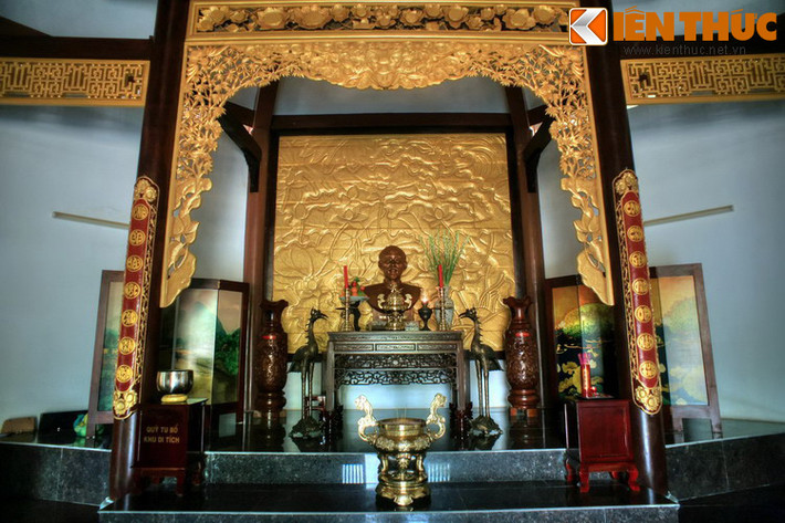 Không gian tôn nghiêm bên trong đền thờ.