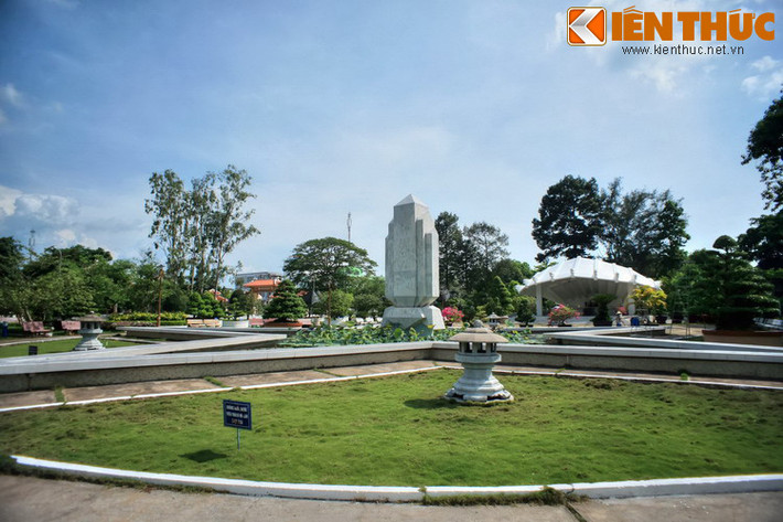 Nơi an nghỉ của thân phụ của Bác Hồ - nhà nho yêu nước Nguyễn Sinh Sắc - tọa lạc tại trung tâm Khu di tích Cụ Phó bảng Nguyễn Sinh Sắc ở phường 4, thành phố Cao Lãnh, tỉnh Đồng Tháp.