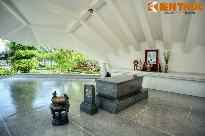 Sau mộ phần là bàn thờ đặt trên bệ đá, bài trí theo kiểu truyền thống với các đồ thờ bằng đồng và di ảnh cụ Phó bảng Nguyễn Sinh Sắc ở chính giữa.