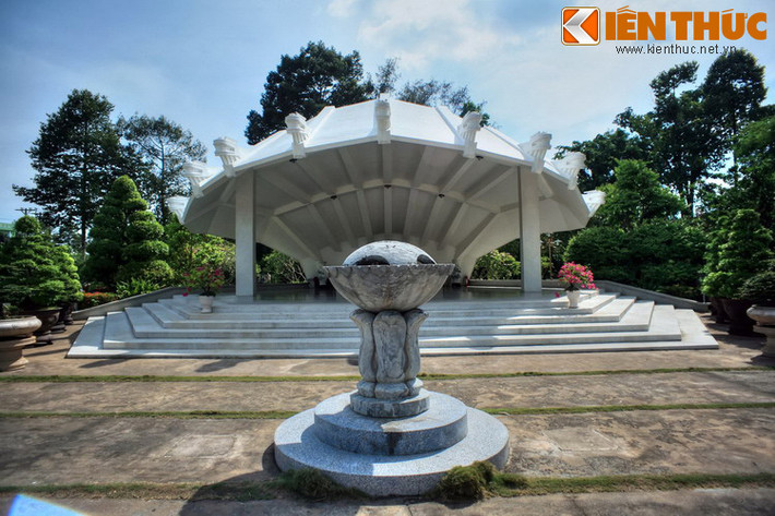 Mái mộ đắp nổi tượng chín con rồng, tượng trưng cho nhân dân các tỉnh Đồng bằng Sông Cửu Long luôn che chở và bảo vệ ngôi mộ người chí sĩ yêu nước.
