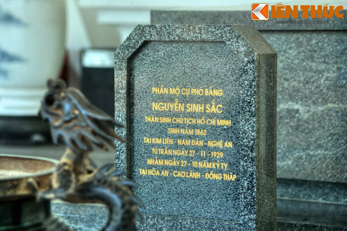 Bia đá trước mộ khắc: "Phần mộ cụ Phó bảng Nguyễn Sinh Sắc, thân sinh Chủ tịch Hồ Chí Minh, sinh năm 1862 tại Kim Liên - Nam Đàn - Nghệ An, từ trần ngày 27-11-1929, nhằm ngày 20-10 năm Kỷ Tỵ, tại Hòa An - Cao Lãnh - Đồng Tháp".