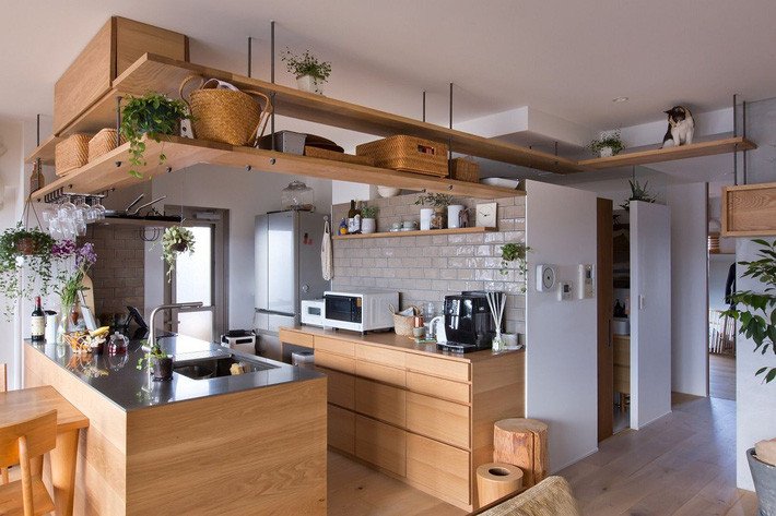 Góc bếp với hệ thống tủ nhiều ngăn giúp mọi người dễ dàng phân loại đồ dùng. Bên trong là hệ thống kệ có ngăn trượt giúp mọi người dễ dàng cất trữ đồ ít sử dụng.