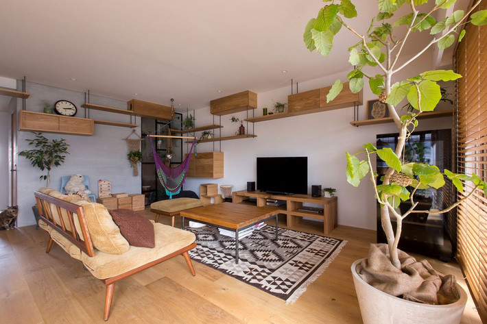 Với diện tích 85m², một khoảng không gian đủ rộng để bài trí đủ những khu vực chức năng cần thiết. Cặp vợ chồng người Nhật này đã ưu tiên cho không gian sinh hoạt chung, rộng rãi, tiện nghi và gọn gàng. Hàng loạt các cửa kính được mở tối đa nhằm thông gió tự nhiên.