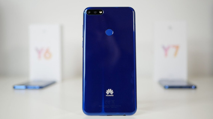 Huawei Y7 Prime có thiết kế được thừa hưởng từ GR5 2017 với thân máy được làm nguyên khối, phần lưng được bo tròn nhiều hơn về hai cạnh, lớp sơn mờ tạo cảm giác cứng cáp và cầm dễ chịu. Đây cũng là chiếc điện thoại làm mưa làm gió thị trường công nghệ năm 2017 và đem lại mức doanh thu không hề nhỏ cho hãng Huawei.