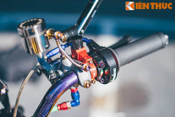 Ở bên còn lại của ghi-đông xe cũng là cùm phanh Direct Push của Brembo, bên cạnh là tay ga cuốn Domino.