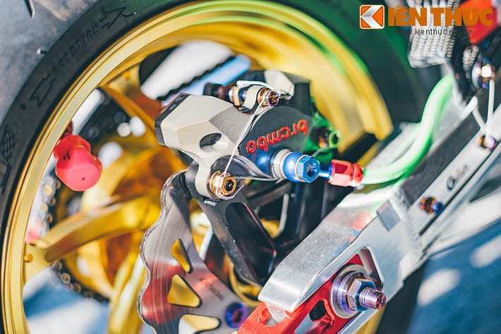 Cuối cùng, "combo" phuộc Brembo 2 pis đối xứng và đĩa Racing Boy cho bánh sau giúp hãm hiệu quả hơn tốc lực của "quái vật" MSX 181 cc này.