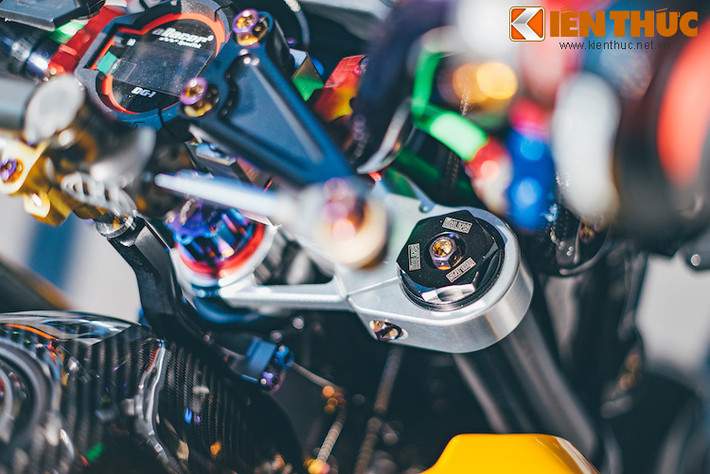 Phuộc trước đã được anh Chen đặt loại USD từ hãng phuộc nổi tiếng Ohlins, với khả năng điều chỉnh độ cứng linh hoạt.