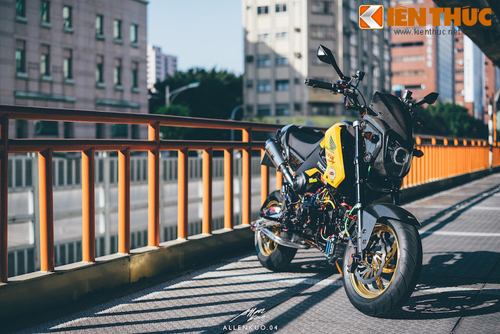 Chủ nhân của chiếc Honda MSX 125 độ lên môtô phân khối lớn này là Hung Chen - một biker sống trong thành phố Đài Bắc, Đài Loan. Với mong muốn sở hữu một chiếc xe nhỏ gọn, nhưng mạnh mẽ để di chuyển trong đô thị, anh đã quyết định sử dụng chiếc MSX 125 làm nền tảng độ.