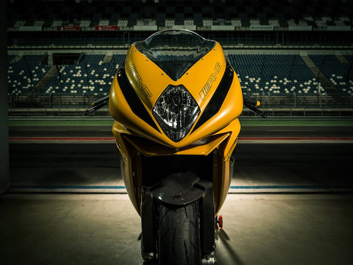 Vừa qua, tại lễ ra mắt chiếc môtô MV Agusta Brutale 800 mới, mối quan hệ giữa hai thương hiệu này càng trở nên "khăng khít" hơn khi đích thân ông Giovanni Castiglioni - Giám đốc MV Agusta đã tuyên bố những chiếc môtô của hãng sẽ được bán ở đại lý Mercedes.