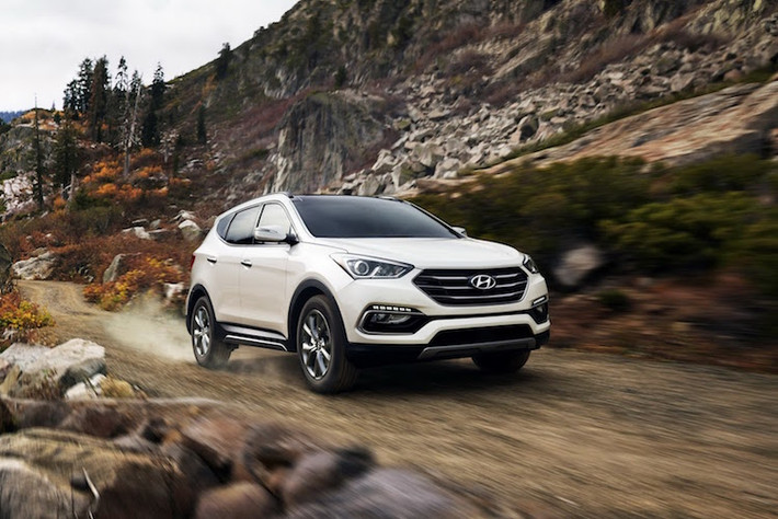 Một tính năng mới khác trên Santa Fe 2017 đó là hệ thống lái Drive Mode cho phép lựa chọn 3 chế độ cài đặt sẵn: bình thường (Normal), tiết kiệm (Eco) và thể thao (Sport). Tuy nhiên về hệ động lực, Santa Fe không có sự thay đổi nào.