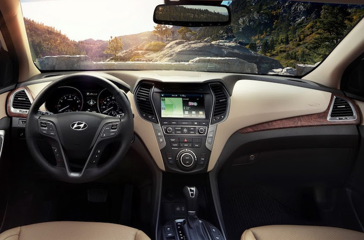 Trên Santa Fe 2017, Hyundai đã tích hợp thêm nhiều công nghệ mới như hệ thống giữ ga tự động thông minh, hệ thống cảnh báo chuyển làn, phanh khẩn cấp, nhận biết người đi bộ và đèn pha tự động.