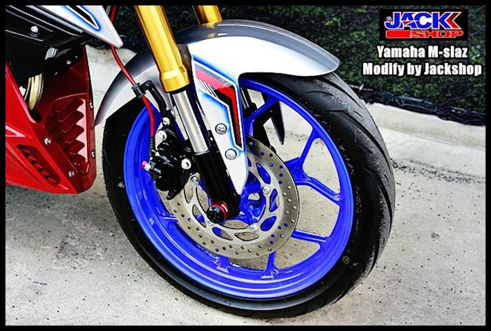 Vốn có cặp phuộc USD "hàng hiệu" và bộ mâm chữ Y 5 cây tương tự Yamaha R3, Jack Shop chỉ sơn lại mâm màu xanh sáng hơn và trang bị thêm ốc cốt trục cùng chân van nhôm CNC.