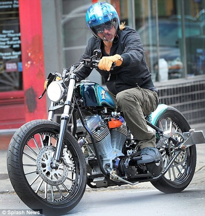 Tại Holywood, siêu sao Brad Pitt không chỉ nổi tiếng với vai trò là một diễn viên, mà anh còn được nhiều người trong bộ môn nghệ thuật thứ 7 biết đến như một biker với niềm đam mê môtô PKL đầy "mãnh liệt".