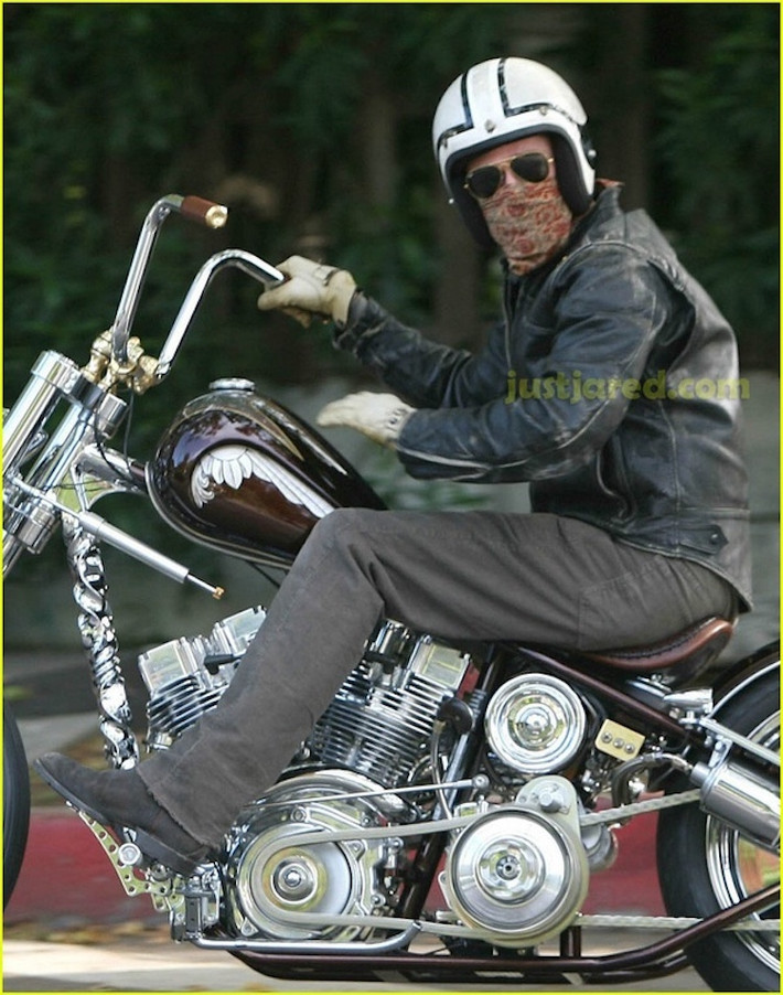 Ngoài ra, Brad Pitt còn sở hữu một chiếc Harley-Davidson độ khác theo phong cách chopper.