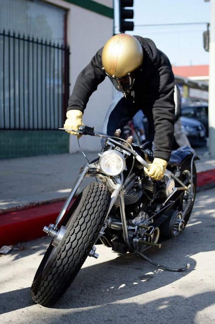 Trong bộ sưu tập của mình, có vẻ như những chiếc xe độ Harley-Davidson được Brad Pitt ưa chuộng nhất. Anh thường xuyên bị bắt gặp trên một chiếc Harley độ bobber cổ điển.