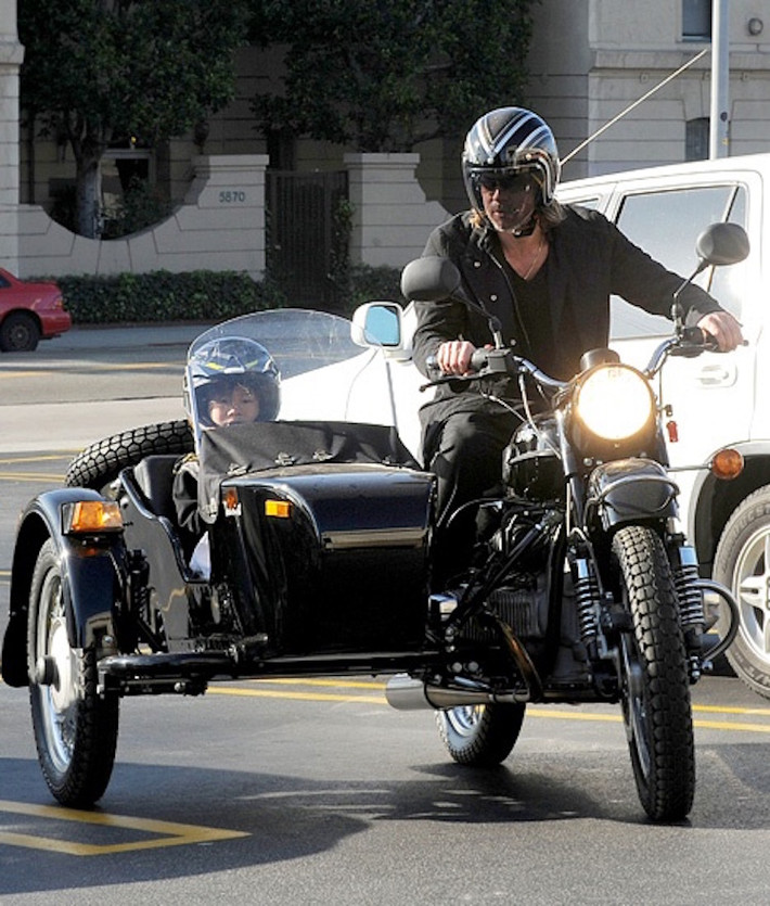 Brad Pitt chở cậu con trai gốc Việt Pax Thiên trên chiếc sidecar Ural nổi tiếng của Nga trên đường phố Mỹ.