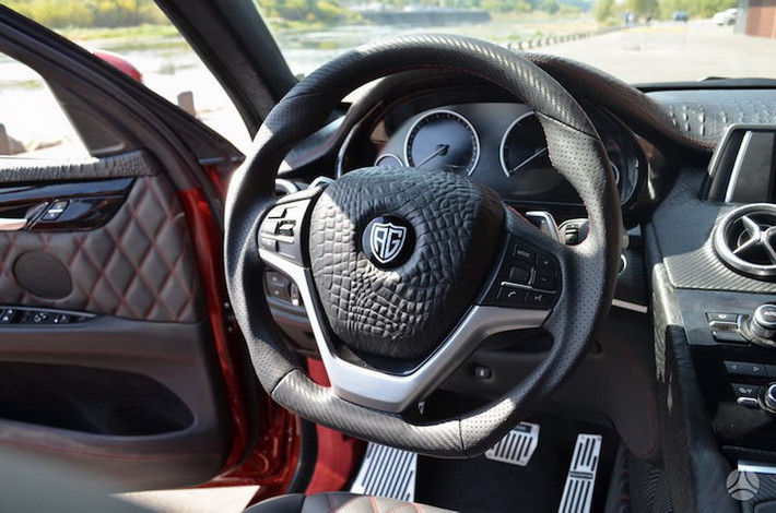 Ở bên trong nội thất, bảng táp lô của X6 đã được AG Excalibur độ lại với các chi tiết lấy từ... xe Mercedes như cửa gió điều hòa.