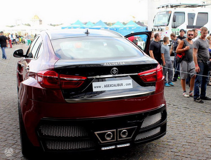Tương tự phía trước, phía sau của xe cũng có bodykit cực kỳ xấu xí với những khe "thoát gió" hoàn toàn vô dụng.