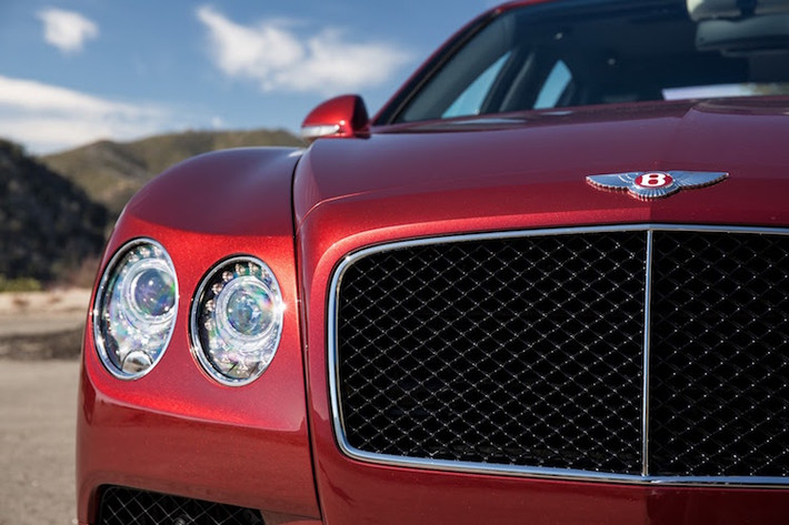 Ngay cả những người yêu siêu xe sang Bentley cũng phải tinh ý mới nhận ra rằng lưới tản nhiệt của chiếc xe đã được sơn màu đen, thay vì màu bạc bóng.