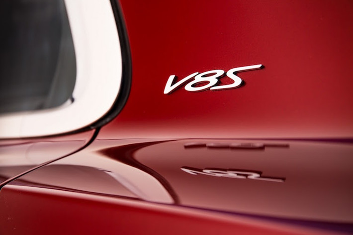 So với phiên bản thường, Bentley Flying Spur V8S gần như không có thay đổi lớn nào ở ngoại thất.