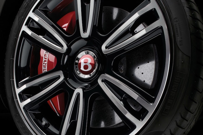 Dễ nhận biết hơn là bộ mâm Mulliner Driving Spec 21 inch 6 cánh kép, với hai tông màu đen bóng vả kim loại phay độc đáo. Khách hàng có thể đặt thêm các món trang trí như đèn trước màu khói, chụp gương màu đen...