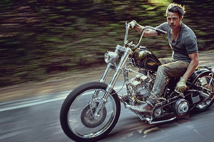 Brad Pitt cưỡi trên chiếc môtô phân khối lớn, băng qua những con đường rừng như một tay đua thứ thiệt. Lái xe môtô ở những vùng quê hay núi đồi hoang vắng mang lại cảm giác tự do và xả street cho tài tử Hollywood này, anh chia sẻ.