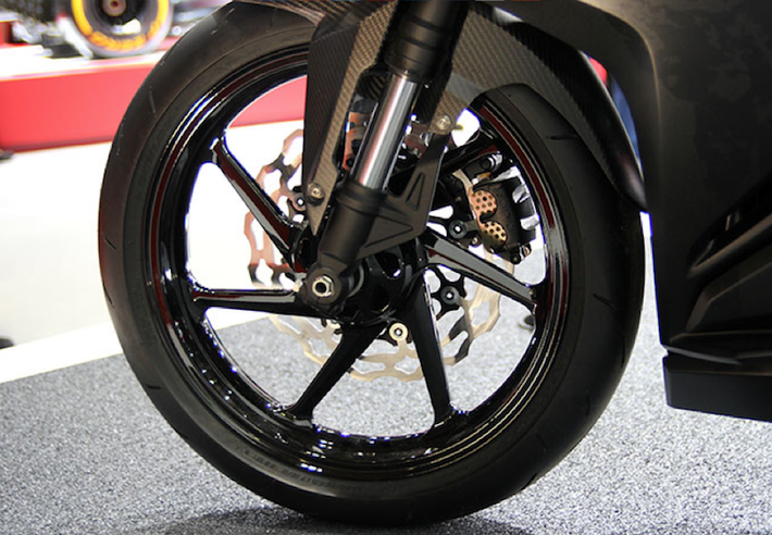 Tuy nhiên, chiếc xe sẽ không đóng vai trò thay thế cho CBR250R/300R hiện tại. Thay vào đó, CBR250RR sẽ nằm ở một phân khúc cao hơn, với nhiều phụ tùng chất lượng cao hơn.