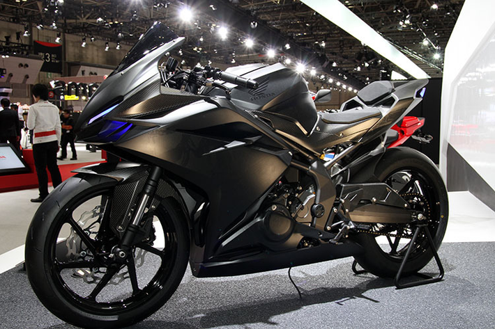 Như vậy có thể tới cuối năm nay vào khoảng tháng 11, Honda CBR250RR sẽ chính thức "trình làng" để cạnh tranh Kawasaki Ninja 300 hay Yamaha R3 cũng như các đối thủ cùng phân khúc.