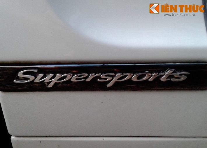 Phải thật tinh ý mới có thể nhận ra dòng chữ Supersports nhỏ nằm phía sau hốc bánh trước, trên nẹp chạy dọc thân xe.