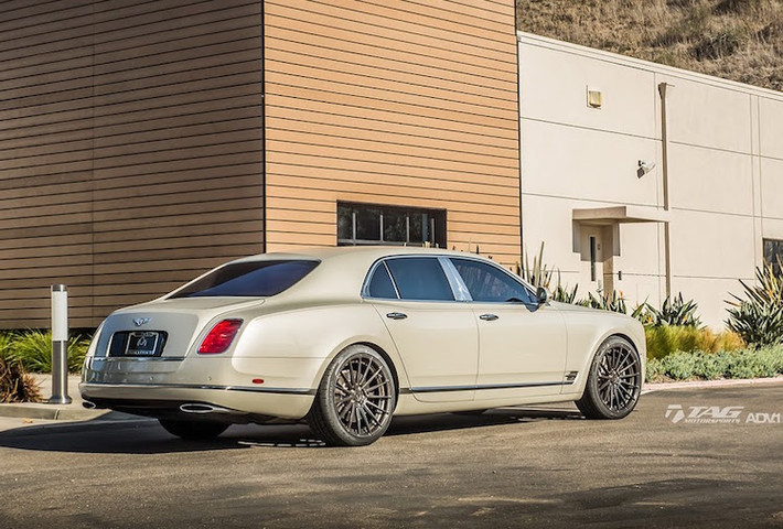 Để không làm "phá dáng" sang trọng của siêu xe Bently Mulsanne, TAG Motorsport đã chỉ trang bị cho chiếc xe bộ mâm "hàng hiệu" ADV15 MV2 SL với kích thước lên tới 22 inch.