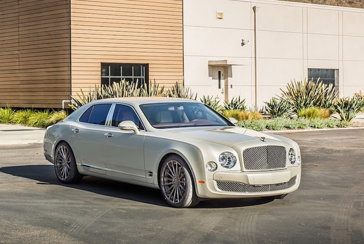 Với động cơ cực mạnh, Mulsanne có thể dễ dàng đạt gia tốc tương đương với nhiều mẫu xe thể thao: 0-100 km/h trong 4,9 giây và tốc đọ tối đa 305 km/h.