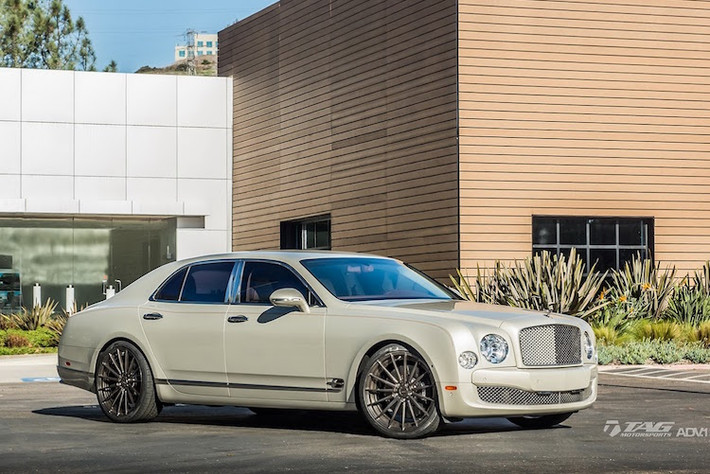 Ra mắt lần đầu vào năm 2010, Bentley Mulsanne hiện là mẫu xe siêu sang cao cấp nhất của Bentley. Tên gọi của xe được đặt theo góc cua nổi tiếng Mulsanne nằm tại trường đua Le Mans ở Pháp.