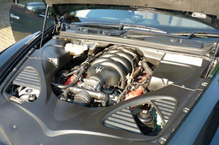 Nằm dưới khoang máy của xe là khối động cơ 4.3l V8 nạp khí tự nhiên với công suất tối đa 395 mã lực và mô-men xoắn cực đại 451 Nm. Đây cũng là động cơ được Ferrari trang bị cho chiếc siêu xe F430 trước đây.