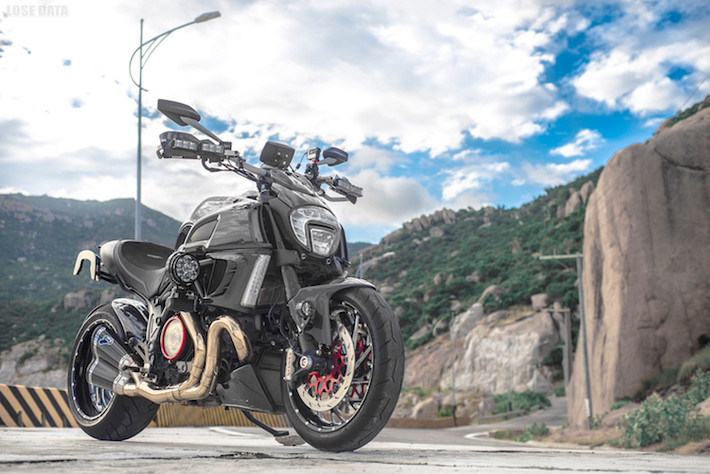 Một chiếc Diavel Carbon tại Việt Nam có giá chính hãng lên tới 787,5 triệu đồng, tuy nhiên chiếc xe trong bài viết còn có giá trị lớn hơn do đã được đặt các tùy chọn cao cấp của Ducati.